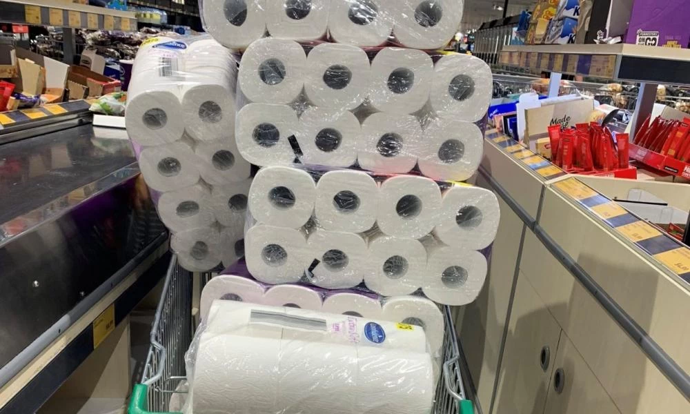 Τρέχουν με τον κορονοϊό οι Γερμανοί να αγοράσουν χαρτί υγείας